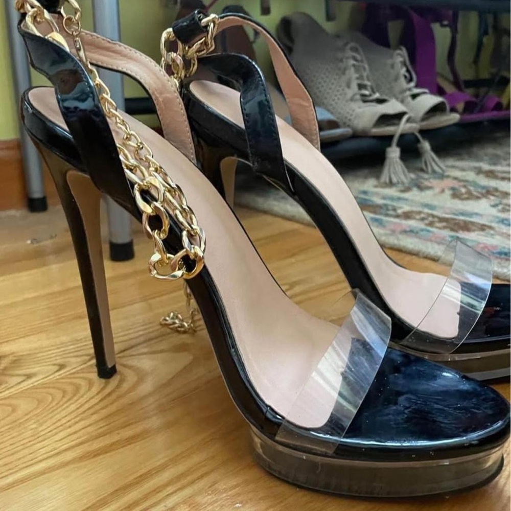 Elegant Black Heels with Gold Chain Detail